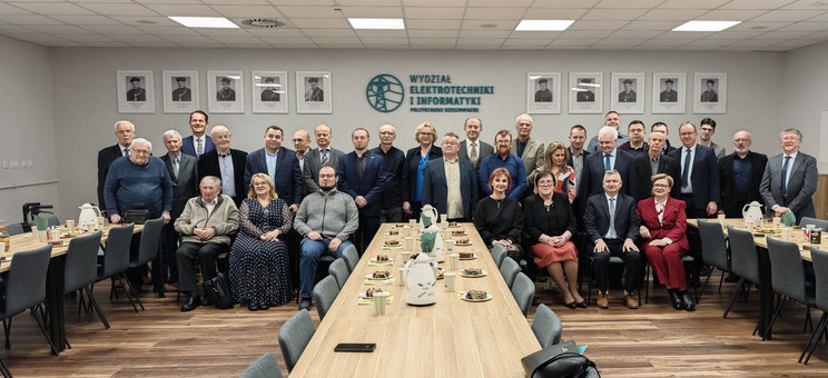 Zdjęcie grupowe pracowników obecnych i byłych Pracowników ZEiSE,