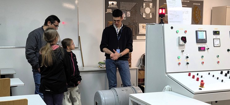 Laboratorium maszyn elektrycznych;