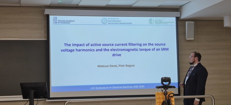 Mateusz Daraż prezentuje referat na konferencji SME 2025 w Krakowie,