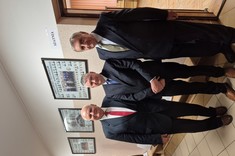 Pamiątkowe zdjęcie z byłymi nauczycielami RCEZ w Biłgoraju, od lewej Czesław Bakota, Mariusz Korkosz, Józef Kot. 