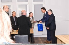 Wręczenie listu gratulacyjnego mgr. inż. Ryszardowi Schabowi przez Dziekana WEiI dr hab. inż. Romana Zajdela, prof. PRz i Kierownika zakładu dr hab. inż. Mariusza Korkosza, prof. PRz