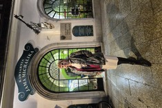 Krystyna Krzywdzińska-Kornak przed "Jamą Michalika" na ul. Floriańskiej w Krakowie,